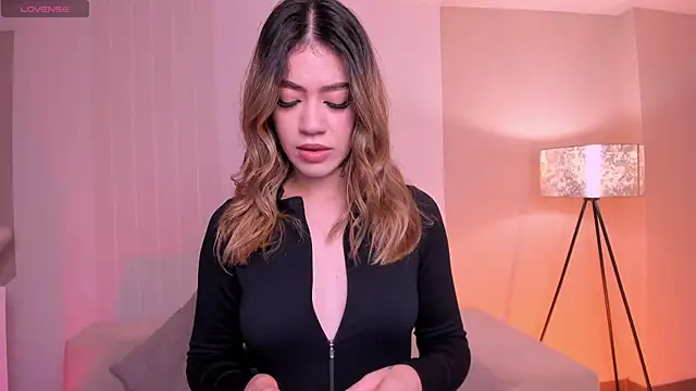 ViolettHansson online show from 10-31-25, 11:40