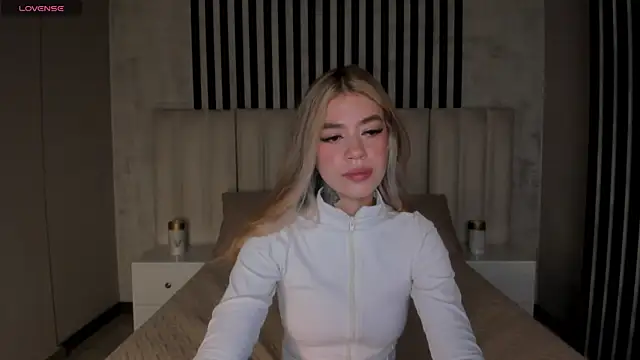 Snapshot of ViolettHansson chatting on 07-29-26, 10:58 ViolettHansson online show from 07-29-26, 10:58
