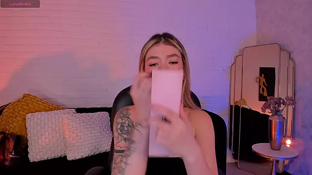 ViolettHansson online show from 12-04-25, 06:29