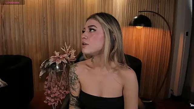 ViolettHansson online show from 11-10-25, 06:57