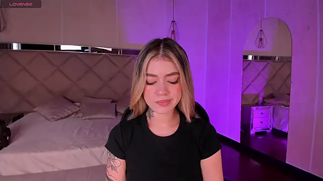 ViolettHansson online show from 11-17-25, 06:34