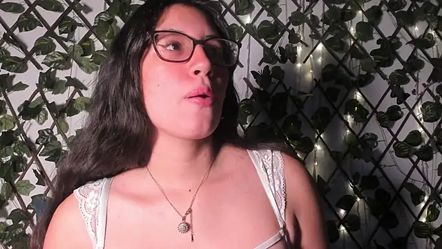 Snapshot of CoralineSanchez chatting on 09-25-25, 03:23 CoralineSanchez online show from 09-25-25, 03:23