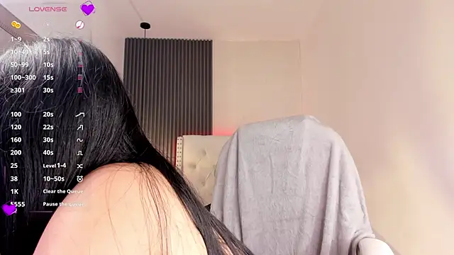 aliscollins  online show from 10-10-25, 01:50