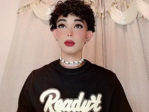 Snapshot of Marian_LV chatting on 12-18-25, 05:23 Marian LV online show from 12-18-25, 05:23