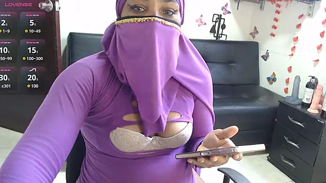 Snapshot of Aaliyah_brown chatting on 02-12-25, 02:10 Aaliyah brown online show from 02-12-25, 02:10