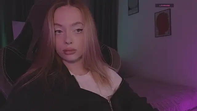 Snapshot of _MayShy_ chatting on 09-19-25, 06:56 MayShy online show from 09-19-25, 06:56