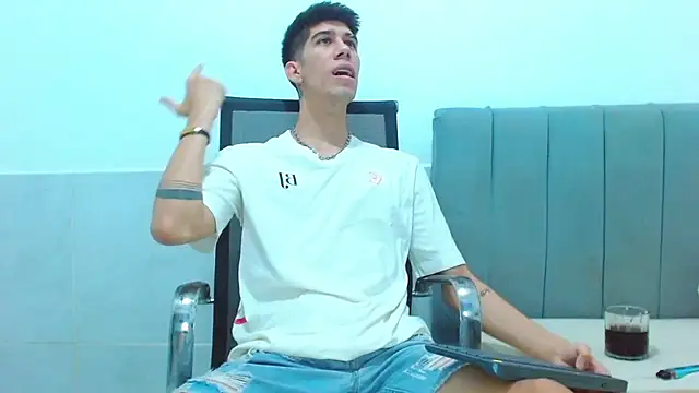 Snapshot of jhony-sex chatting on 02-18-26, 04:43 jhony-sex online show from 02-18-26, 04:43