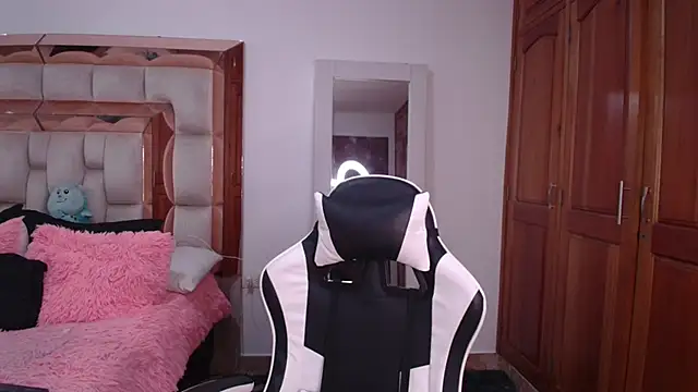 emilyaboott online show from 04-11-26, 09:18