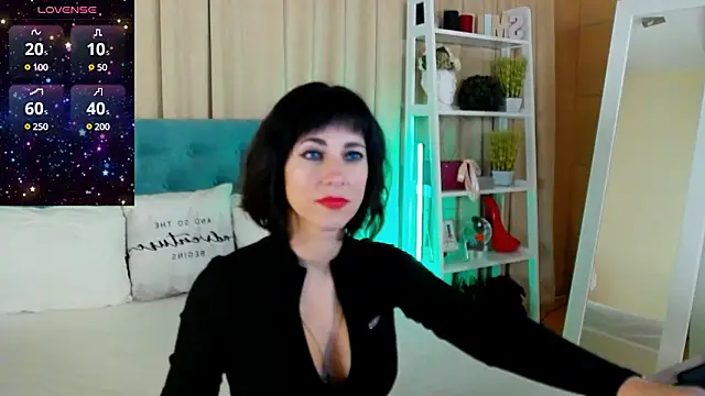 Snapshot of HeidiBloom chatting on 03-18-25, 02:06 HeidiBloom online show from 03-18-25, 02:06