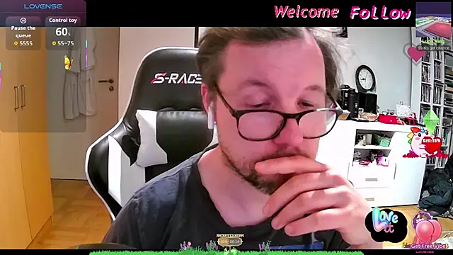 Snapshot of larsgessner30 chatting on 05-25-26, 02:33 larsgessner30 online show from 05-25-26, 02:33