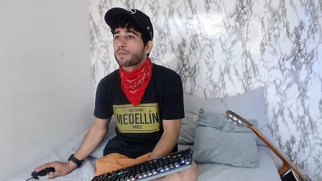 Snapshot of Moon_and_aaron chatting on 02-16-26, 05:00 Moon and aaron online show from 02-16-26, 05:00