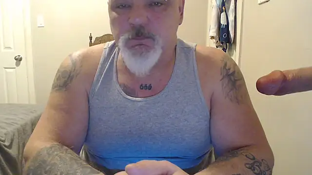 Newfiesausage1972 online show from 02-25-25, 06:12