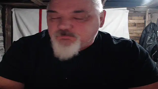 Newfiesausage1972 online show from 12-21-25, 12:13