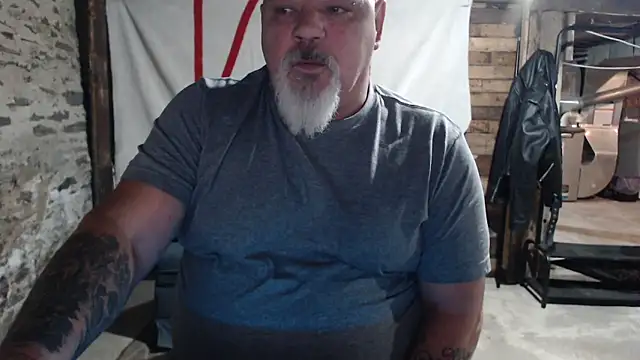 Newfiesausage1972 online show from 11-21-25, 12:26