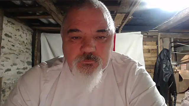 Newfiesausage1972 online show from 11-15-25, 11:14