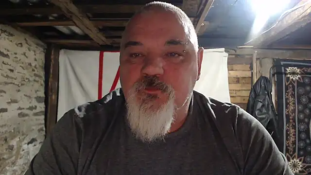 Newfiesausage1972 online show from 12-04-25, 11:26