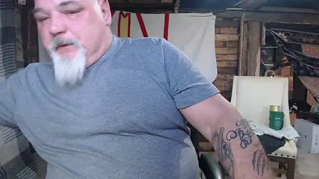 Newfiesausage1972 online show from 02-24-26, 09:37