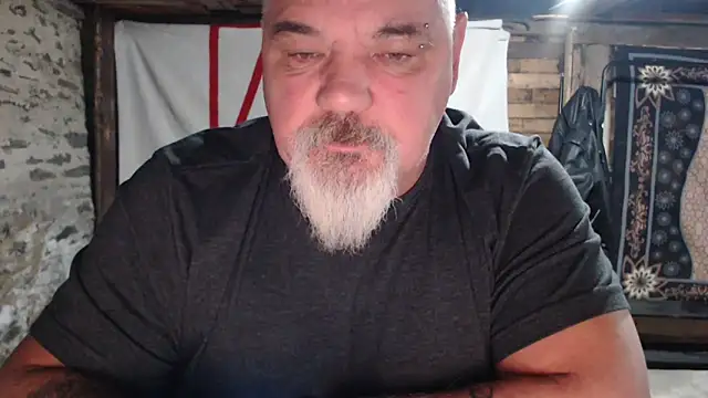 Newfiesausage1972 online show from 12-02-25, 08:05