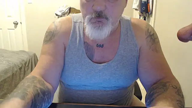 Newfiesausage1972 online show from 02-19-25, 04:22