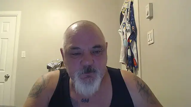 Newfiesausage1972 online show from 02-18-25, 01:55