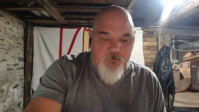 Newfiesausage1972 online show from 11-20-25, 11:47