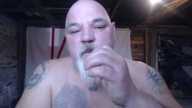 Newfiesausage1972 online show from 03-24-26, 03:34