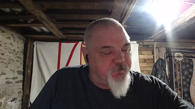 Newfiesausage1972 online show from 12-17-25, 09:36