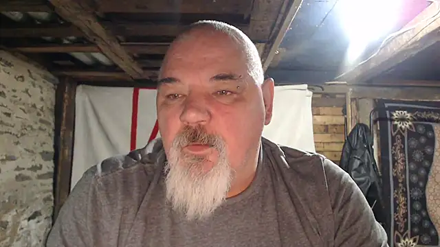 Newfiesausage1972 online show from 12-04-25, 10:47