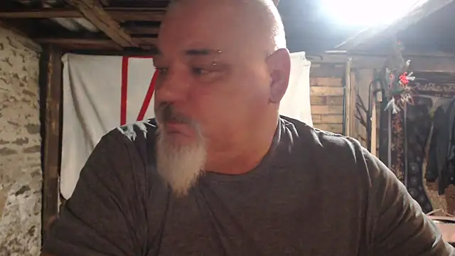 Newfiesausage1972 online show from 02-01-26, 09:51