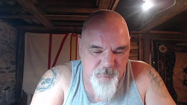 Newfiesausage1972 online show from 04-06-26, 08:26