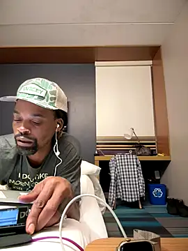 Snapshot of 1BeautyN1Beast chatting on 10-01-25, 11:30 1BeautyN1Beast online show from 10-01-25, 11:30