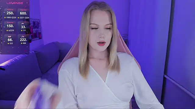 Snapshot of Honey_blonde chatting on 11-20-25, 10:31 Honey blonde online show from 11-20-25, 10:31