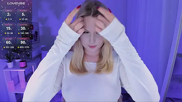 Snapshot of Honey_blonde chatting on 06-21-26, 08:14 Honey blonde online show from 06-21-26, 08:14