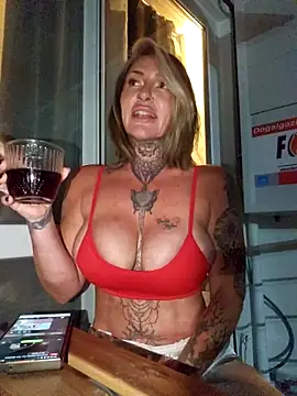 Snapshot of YourMommyBlair chatting on 10-28-25, 04:17 YourMommyBlair online show from 10-28-25, 04:17