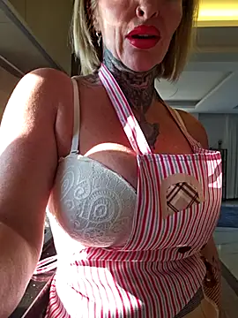 Snapshot of YourMommyBlair chatting on 03-07-25, 06:35 YourMommyBlair online show from 03-07-25, 06:35