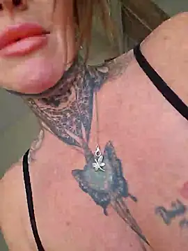 Snapshot of YourMommyBlair chatting on 01-29-25, 10:27 YourMommyBlair online show from 01-29-25, 10:27