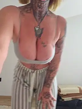 Snapshot of YourMommyBlair chatting on 02-26-25, 08:06 YourMommyBlair online show from 02-26-25, 08:06