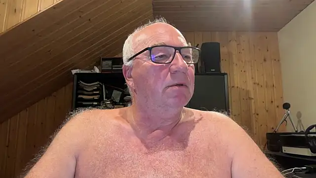 Snapshot of biggandybig chatting on 09-24-25, 10:48 biggandybig online show from 09-24-25, 10:48
