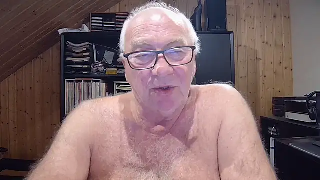 Snapshot of biggandybig chatting on 09-28-25, 02:18 biggandybig online show from 09-28-25, 02:18