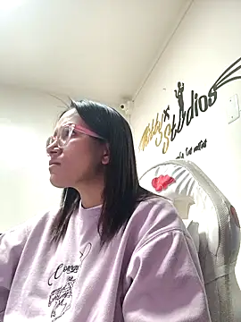 Snapshot of Yaumiko chatting on 10-27-25, 11:55 Yaumiko online show from 10-27-25, 11:55