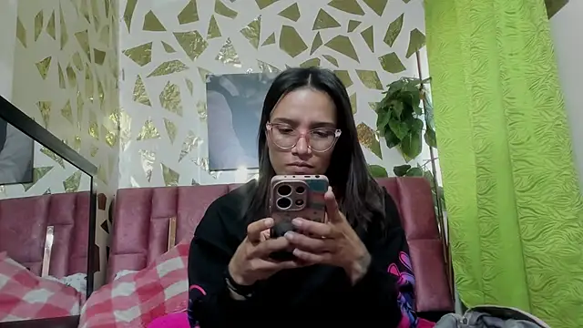 Snapshot of Yaumiko chatting on 11-11-25, 11:49 Yaumiko online show from 11-11-25, 11:49