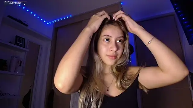 Snapshot of tinysofia_ chatting on 03-18-25, 03:23 tinysofia online show from 03-18-25, 03:23