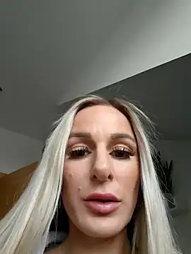 Snapshot of Liana_Lou chatting on 01-04-25, 03:07 Liana Lou online show from 01-04-25, 03:07