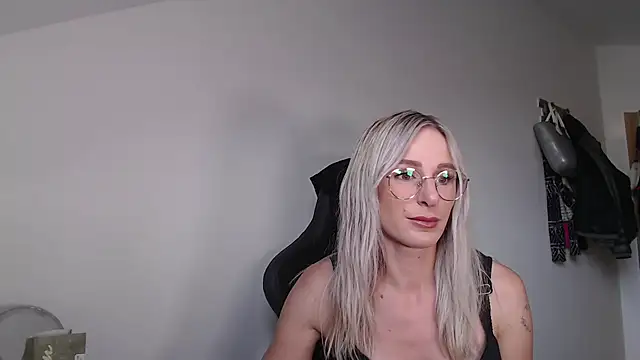 Snapshot of Liana_Lou chatting on 09-20-25, 09:36 Liana Lou online show from 09-20-25, 09:36