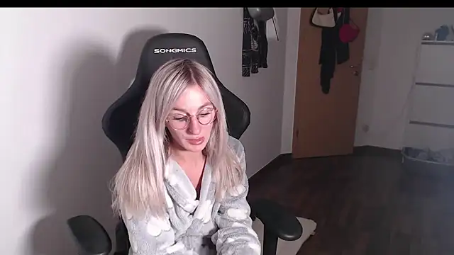 Liana Lou online show from 11-18-25, 04:21