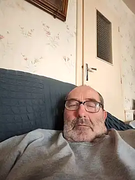 Snapshot of gillou1234 chatting on 10-31-25, 01:41 gillou1234 online show from 10-31-25, 01:41