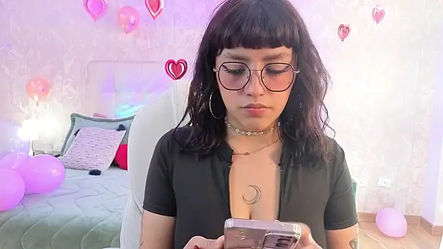 Snapshot of cute_hollywood chatting on 02-19-26, 07:44 cute hollywood online show from 02-19-26, 07:44