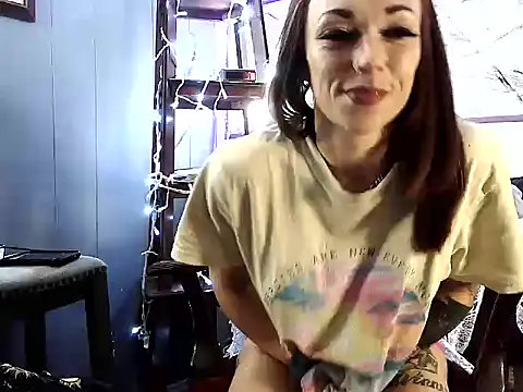 Snapshot of Genevieve143 chatting on 06-16-26, 04:01 Genevieve143 online show from 06-16-26, 04:01