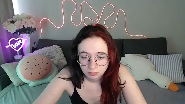 Snapshot of Mini_Diva chatting on 06-24-26, 08:13 Mini Diva online show from 06-24-26, 08:13