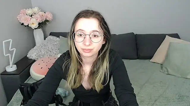 Mini Diva online show from 09-15-25, 08:04